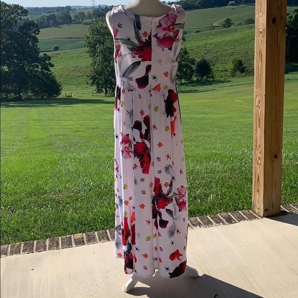 New T Tahari Floral Maxi Dress - Picture 4 of 8